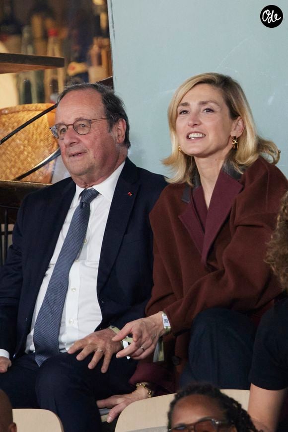 François Hollande et sa femme Julie Gayet assistent aux Internationaux de France de tennis de Roland Garros 2024 à Paris, le 4 juin 2024. 

© Jacovides-Moreau/Bestimage