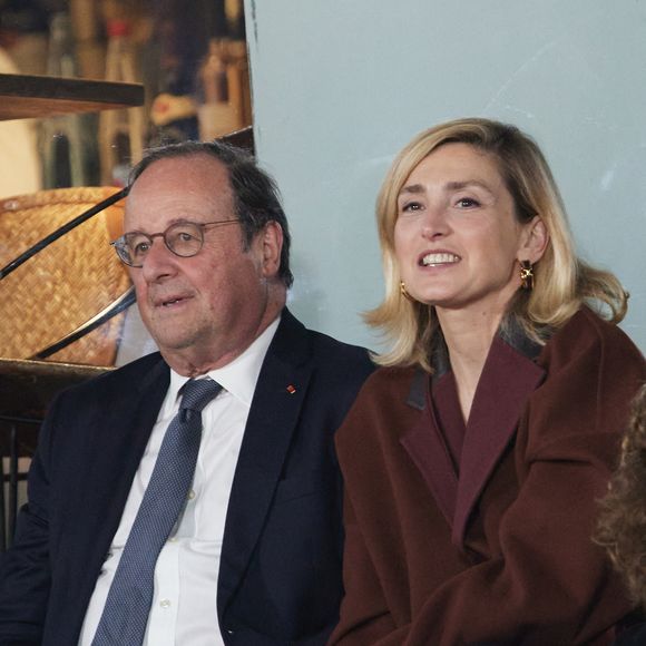 François Hollande et sa femme Julie Gayet assistent aux Internationaux de France de tennis de Roland Garros 2024 à Paris, le 4 juin 2024. 

© Jacovides-Moreau/Bestimage