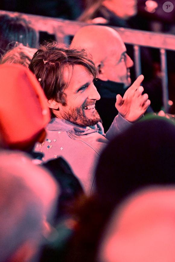 Philippe Lacheau, l'acteur, réalisateur, scénariste et animateur français venu en famiile, avec sa femme Elodie Fontan et leur fils Raphaël, durant le premier corso carnavalesque illuminé du Carnaval de Nice 2024 "Roi de la Pop Culture", le 17 février 2024.
 © Bruno Bebert/Bestimage