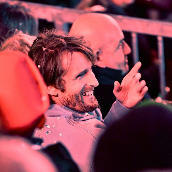 Philippe Lacheau, l'acteur, réalisateur, scénariste et animateur français venu en famiile, avec sa femme Elodie Fontan et leur fils Raphaël, durant le premier corso carnavalesque illuminé du Carnaval de Nice 2024 "Roi de la Pop Culture", le 17 février 2024.
 © Bruno Bebert/Bestimage