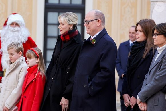 Ce mardi 24 décembre, à quelques heures de Noël, les parents de Jacques et Gabriella ont décidé d'ouvrir leur palais aux caméras pour en dévoiler un peu plus de leur intérieur. 

Le prince Jacques de Monaco, marquis des Baux, La princesse Gabriella de Monaco, comtesse de Carladès, La princesse Charlène de Monaco, Le prince Albert II de Monaco, La princesse Stéphanie de Monaco, Camille Gottlieb - La famille princière de Monaco offre les traditionnels cadeaux de Noël aux enfants monégasques dans la Cour du Palais Princier, le 18 décembre 2024. 

© Claudia Albuquerque / Bestimage