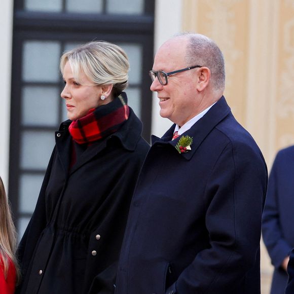 Ce mardi 24 décembre, à quelques heures de Noël, les parents de Jacques et Gabriella ont décidé d'ouvrir leur palais aux caméras pour en dévoiler un peu plus de leur intérieur. 

Le prince Jacques de Monaco, marquis des Baux, La princesse Gabriella de Monaco, comtesse de Carladès, La princesse Charlène de Monaco, Le prince Albert II de Monaco, La princesse Stéphanie de Monaco, Camille Gottlieb - La famille princière de Monaco offre les traditionnels cadeaux de Noël aux enfants monégasques dans la Cour du Palais Princier, le 18 décembre 2024. 

© Claudia Albuquerque / Bestimage