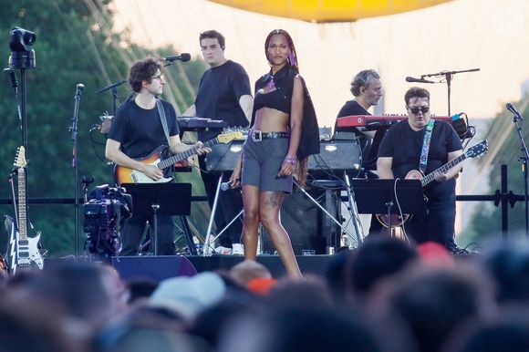 Thee Diane - Soirée du "Grand Concert de la fête de la musique" au Jardin des Tuileries, autour de la vasque olympique, présentée par D. Bürki et M. Bouhafsi et retransmis en direct sur France 2 à Paris le 21 juin 2025. © Marc Ausset-Lacroix - Jack Tribeca - Christophe Clovis / Bestimage