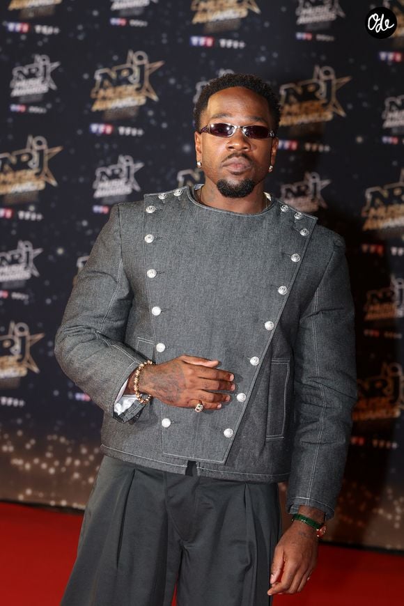 Ainsi que le chanteur Tayc.

Julien Bouadjie Kamgang a.k.a. Tayc - Photocall de la 28ème édition des NRJ Music Awards 2026 au palais des festivals et des congrès de Cannes, le 23 octobre 2026. © Dominique Jacovides / Bestimage
