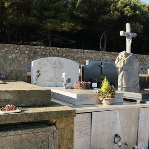 Ses obsèques se dérouleront à l’église Notre-Dame de l’Assomption.

Le caveau familial de la famille Bardot au cimetière marin de Saint-Tropez le 29 décembre 2025. Brigitte Bardot y sera inhumée aux côtés de son père, Louis Bardot (1896-1975) et de sa mère Anne-Marie Mucel (1912-1978). 

© Julien Sarkissian / Bestimage