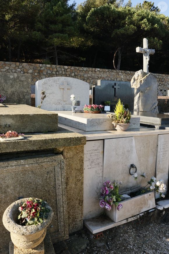 Ses obsèques se dérouleront à l’église Notre-Dame de l’Assomption.

Le caveau familial de la famille Bardot au cimetière marin de Saint-Tropez le 29 décembre 2025. Brigitte Bardot y sera inhumée aux côtés de son père, Louis Bardot (1896-1975) et de sa mère Anne-Marie Mucel (1912-1978). 

© Julien Sarkissian / Bestimage
