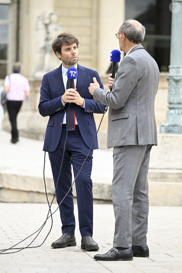 Benjamin Duhamel de BFM V lors de la journée d'accueil des nouveaux députés à l'Assemblée nationale après le second tour des élections législatives, à Paris, France, le 8 juillet 2024. Photo par Victor Joly/ABACAPRESS.COM