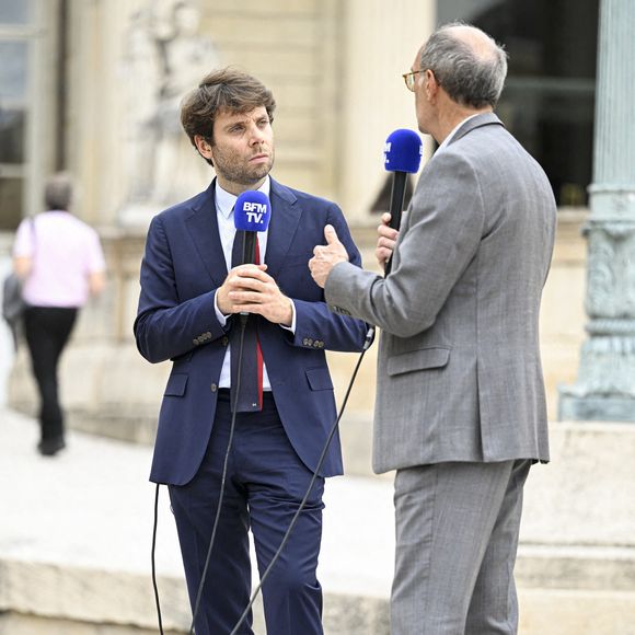 Benjamin Duhamel de BFM V lors de la journée d'accueil des nouveaux députés à l'Assemblée nationale après le second tour des élections législatives, à Paris, France, le 8 juillet 2024. Photo par Victor Joly/ABACAPRESS.COM