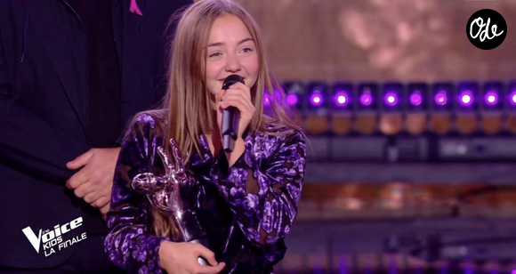 Elle parvient néamoins à chanter quelques chansons douces et espère pouvoir véritablement reprendre le chant en septembre.

Charlotte dans "The Voice Kids".

© TF1 / The Voice Kids