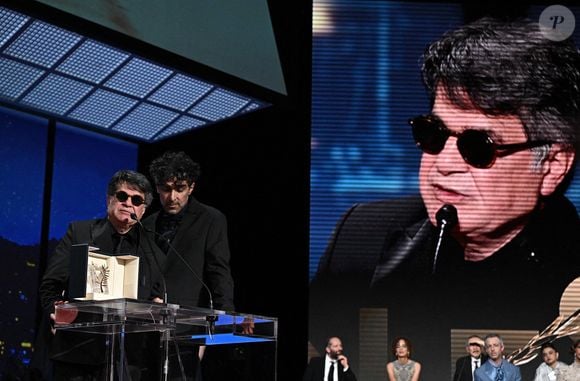 Le réalisateur, scénariste et producteur iranien Jafar Panahi célèbre sur scène après avoir remporté la Palme d'Or pour le film "Un simple accident" lors de la cérémonie de clôture de la 78e édition du Festival de Cannes à Cannes, France, le 24 mai 2025. Photo de David Niviere/ABACAPRESS.COM