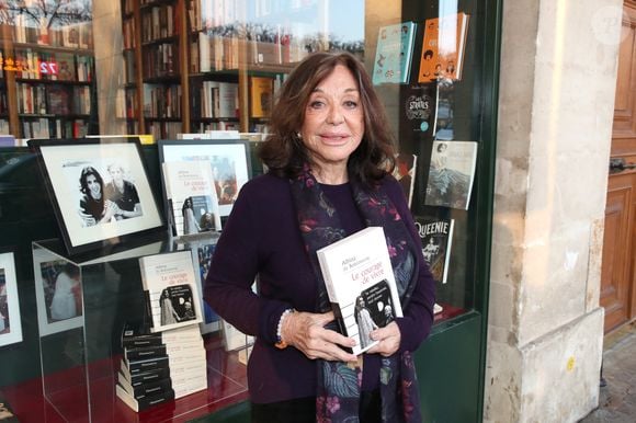Exclusif - La Comtesse Albina du Boisrouvray (cousine du Prince Rainier de Monaco) dédicace son livre "le courage de vivre" à la librairie  Galignani à Paris, France, le 8 Mars 2022. Bertrand Rindoff/Bestimage