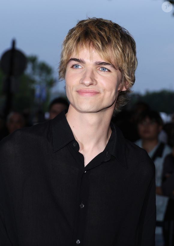 Pierre de Maere au défilé de mode Hommes printemps-été 2025 "AMI Alexandre Mattiussi" lors de la fashion week de Paris. Le 20 juin 2024. Crédit Denis Guignebourg / Bestimage