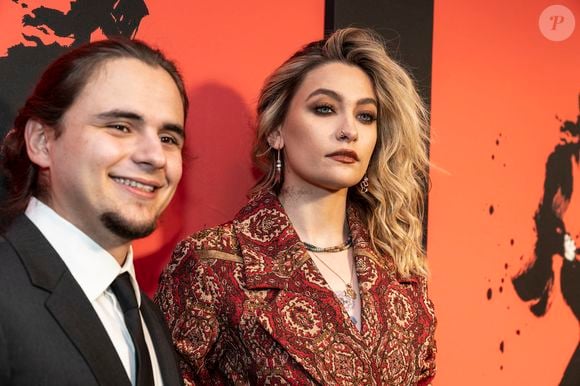 Ses trois enfants, Prince, Paris et Bigi, le pleurent depuis le 25 juin 2009, date à laquelle il s'est éteint.

Prince Jackson et sa soeur Paris Jackson lors de la soirée d'ouverture de la comédie musicale "MJ (The Michael Jackson Musical)" au Neil Simon Theatre à New York, le 1er février 2022.

PacificPressAgency / Bestimage