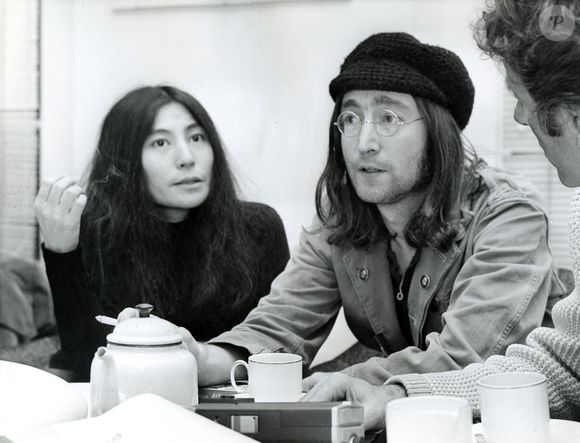 Une anecdote qui n'est probablement jamais remontée aux oreilles de la principale intéressée... Peut-être toujours en possession de ce fameux "poil de moustache" ! 

John Lennon et Yoko Ono - Archives sur le groupe de rock Britannique "The Beatles", novembre 1969