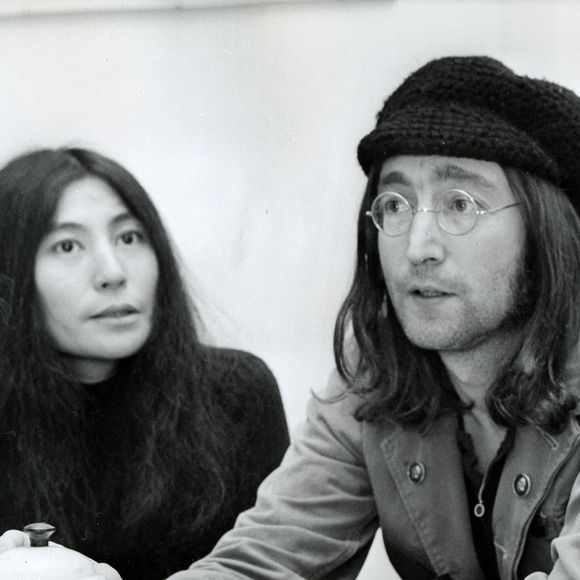 Une anecdote qui n'est probablement jamais remontée aux oreilles de la principale intéressée... Peut-être toujours en possession de ce fameux "poil de moustache" ! 

John Lennon et Yoko Ono - Archives sur le groupe de rock Britannique "The Beatles", novembre 1969