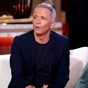 Samuel Etienne est marié à sa femme Helen.

Exclusif - Samuel Etienne lors de l'enregistrement de la nouvelle émission "Bertrand n'a pas sommeil", présentée par B.Chameroy sur France 2
Dominique Jacovides / Bestimage