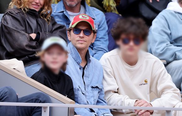 Le chanteur Raphaël et ses enfants dans les tribunes lors des Internationaux de France de Tennis de Roland Garros 2025, à Paris, France, le 27 mai 2025. © Jacovides-Moreau/Bestimage