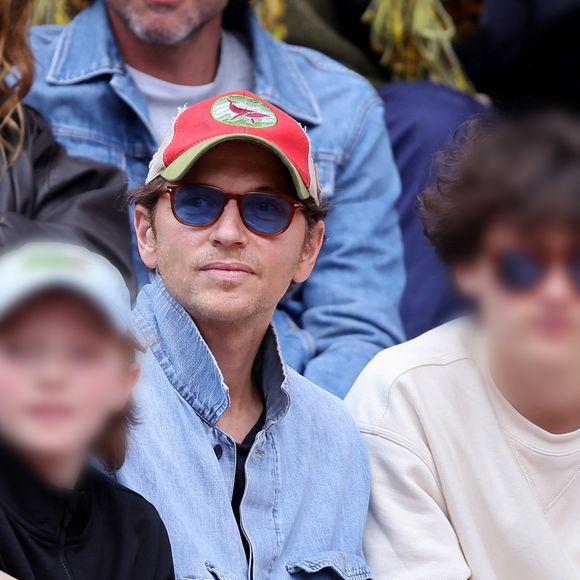 Le chanteur Raphaël et ses enfants dans les tribunes lors des Internationaux de France de Tennis de Roland Garros 2025, à Paris, France, le 27 mai 2025. © Jacovides-Moreau/Bestimage