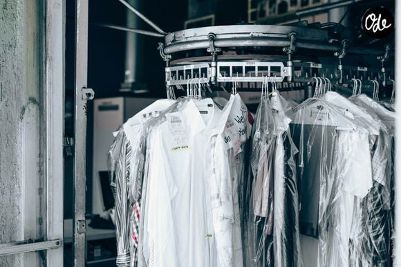 Dites adieu aux taches de transpiration jaunes grâce à un produit simple que vous avez déjà dans votre armoire à pharmacie