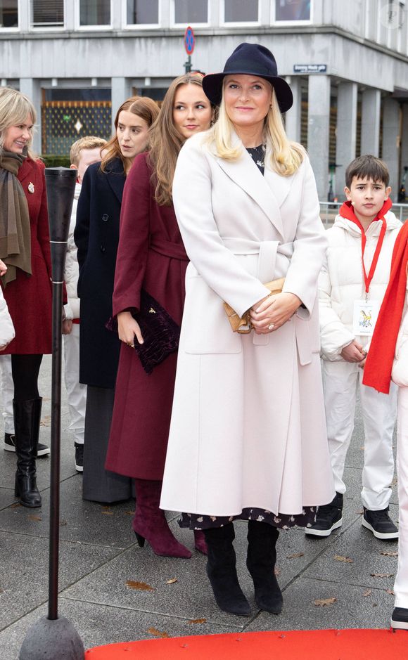 Elle souffre d’essoufflement, de manque d’oxygène et d’une forte fatigue.

Ana Corina Sosa Machado, fille de Maria Corina Machado, lauréate du prix Nobel de la paix 2025, la princesse héritière Mette-Marit (La princesse Mette-Marit de Norvège), la princesse Ingrid Alexandra (La princesse Ingrid Alexandra de Norvège) lors de la cérémonie de remise du prix Nobel de la paix de l'organisation d'aide à l'enfance Redd Barna (Save the Children) au Centre Nobel de la paix à Oslo, Norvège, le 10 décembre 2025. 

Dana Press / Bestimage
