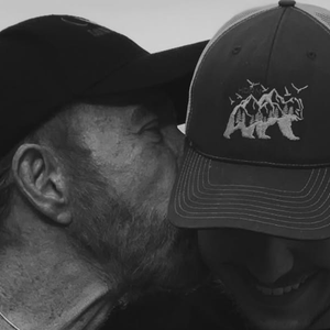 Dakota a quant à lui salué "le plus grand père que Dieu pouvait [lui] donner", évoquant "sa générosité, son courage, sa force, sa foi".

Compte Instagram de Dakota.