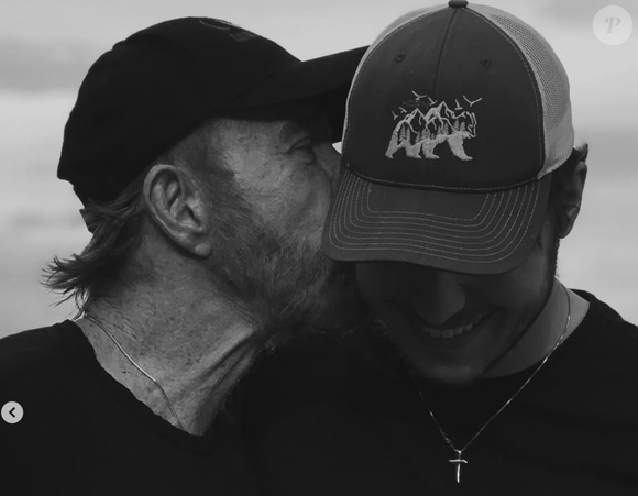 Dakota a quant à lui salué "le plus grand père que Dieu pouvait [lui] donner", évoquant "sa générosité, son courage, sa force, sa foi".

Compte Instagram de Dakota.