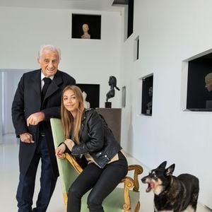 Exclusif - Rendez-vous de Jean-Paul Belmondo et sa fille Stella (qui participe au Bal 2019 le 30 novembre 2019), au musée de son père le sculpteur Paul Belmondo situé à Boulogne Billancourt le 9 novembre 2019. Jean-Paul et sa fille posent au rez-de-chaussée du musée.

© Olivier Borde / Bestimage