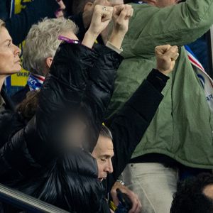 Guillaume Canet et ses enfants Marcel et Louise dans les tribunes du match de qualification de la Coupe du monde 2026 entre la France contre l'Ukraine (4-0) au Parc des Princes à Paris le 13 novembre 2025. © Cyril moreau/Bestimage
