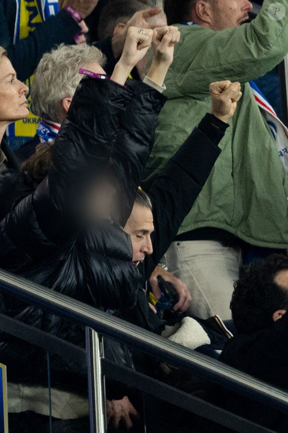 Guillaume Canet et ses enfants Marcel et Louise dans les tribunes du match de qualification de la Coupe du monde 2026 entre la France contre l'Ukraine (4-0) au Parc des Princes à Paris le 13 novembre 2025. © Cyril moreau/Bestimage