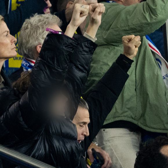 Guillaume Canet et ses enfants Marcel et Louise dans les tribunes du match de qualification de la Coupe du monde 2026 entre la France contre l'Ukraine (4-0) au Parc des Princes à Paris le 13 novembre 2025. © Cyril moreau/Bestimage
