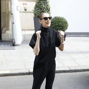 Céline Dion - Céline Dion acclamée par ses fans à la sortie du palace Royal Monceau à Paris le 4 septembre 2026. © Marc Ausset-Lacroix/Bestimage