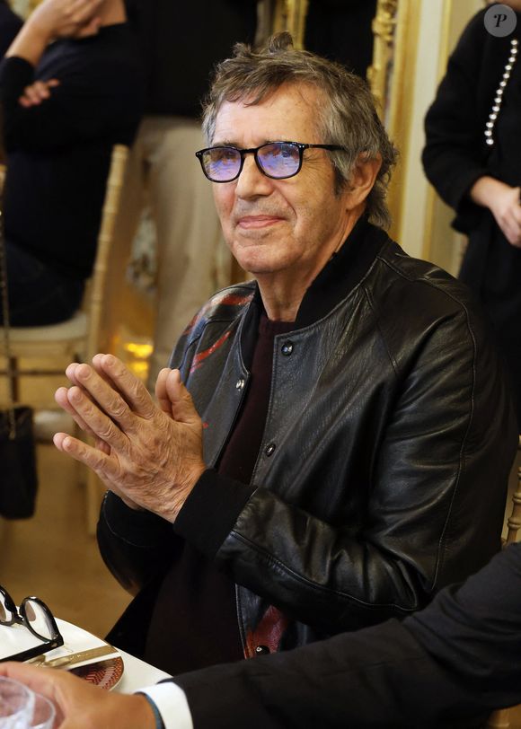 Julien Clerc est fan de cette cuisine simple, faite avec des produits de qualité.

Exclusif - Julien Clerc lors de la nomination de Stéphane Bern comme Pape du Patrimoine lors de la Saint Clément au restaurant Alain Ducasse Baccarat, à Paris, France, le 20 novembre 2025. © Denis Guignebourg/Bestimage