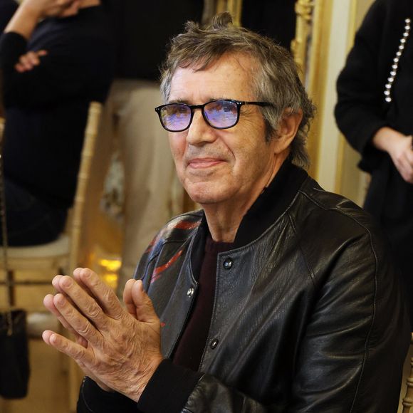 Julien Clerc est fan de cette cuisine simple, faite avec des produits de qualité.

Exclusif - Julien Clerc lors de la nomination de Stéphane Bern comme Pape du Patrimoine lors de la Saint Clément au restaurant Alain Ducasse Baccarat, à Paris, France, le 20 novembre 2025. © Denis Guignebourg/Bestimage