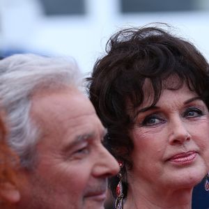 Anny Duperey publie un nouveau livre, "Respire, c’est de l’iode", dans lequel elle évoque sa vie personnelle et amoureuse.

Sabine Azema, Pierre Arditi et Anny Duperey à Cannes