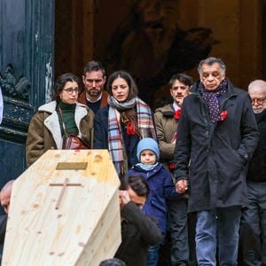 Pia Laborde et Gabrièle Laborde, les filles de C.Laborde, leur père Jimmy, son petit-fils Saul, Thomas Stern, le mari de la défunte - Sortie des obsèques de Catherine Laborde en l’église Saint-Roch à Paris, le 6 février 2025. Décédée le 28 janvier 2025 à l'âge de 73 ans, l'ancienne présentatrice météo de TF1 (1988 - 2017) était atteinte de la maladie neurodégénérative à corps de Lewy. 
© Jacovides - Moreau / Bestimage 
Merci de flouter le visage des enfants avant parution.