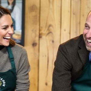 Le prince et la princesse de Galles (Le prince William, prince de Galles, et Catherine (Kate) Middleton, princesse de Galles) préparent un gâteau aux pommes de terre et aux pommes lors d'une visite à Long Meadow Cider à Portadown, dans le comté d'Armagh, une exploitation familiale qui s'est transformée de producteur traditionnel de pommes en fabricant de cidres, jus et vinaigres artisanaux primés. 
©PA Photo/ Bestimage