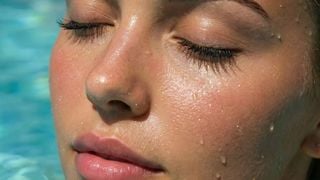 Peau déshydratée ou peau sèche : comment faire la différence en été ?