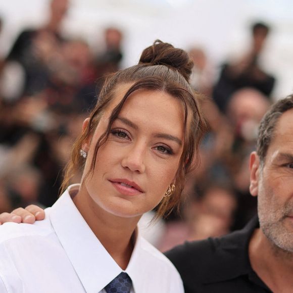 De son côté, Adèle Exarchopoulos se souvient que le travail sur leur couple à l'écran a été un "grand débat" entre eux.

Adèle Exarchopoulos et le réalisateur Gilles Lellouche - Photocall du film "L'Amour Ouf" lors du 77e Festival International du Film de Cannes (14 - 25 mai 2024), le 24 mai 2024. © Jacovides / Moreau / Bestimage