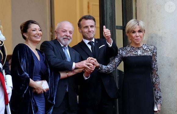 Le président Emmanuel Macron, sa femme Brigitte Macron, le président du Brésil Luiz Inácio Lula da Silva et sa femme Rosângela da Silva - Le président de la République française et sa femme accueillent le président du Brésil et sa femme au palais de l'Elysée pour un dîner d'état à Paris le 5 juin 2025.

© Jacovides / Moreau / Bestimage