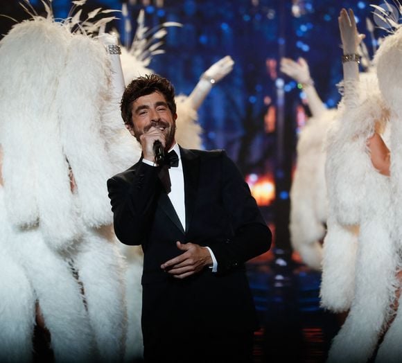 Exclusif - Agustin Galiana et les artistes du Moulin Rouge - Enregistrement de l'émission "M6 sur son 31" au Dôme de Paris, présentée par A.Galiana et E.Gossuin et diffusée le 31 décembre sur M6
© Christophe Clovis / Bestimage