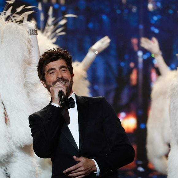 Exclusif - Agustin Galiana et les artistes du Moulin Rouge - Enregistrement de l'émission "M6 sur son 31" au Dôme de Paris, présentée par A.Galiana et E.Gossuin et diffusée le 31 décembre sur M6
© Christophe Clovis / Bestimage