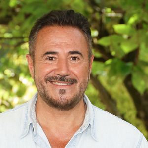 Pendant deux ans, l'acteur en a profité pour concrétiser ses rêves, pratiquer des sports extrêmes et devenir pilote d'avion.

José Garcia - Photocall du film "A Toute Allure" lors de la 17ème édition du Festival du Film Francophone de Angoulême (FFA). Le 31 août 2024
© Coadic Guirec / Bestimage