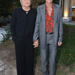 Muriel Robin et Anne Le Nen lors de l'inauguration du jardin des ambassadeurs Line Renaud à Paris le 2 octobre 2023.

© Coadic Guirec / Bestimage