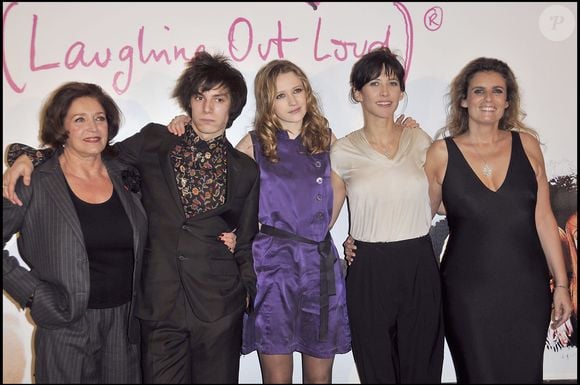 Françoise Fabian, Jéremy Kapone, Christa Théret, Sophie Marceau et la réalisatrice Lisa Azuelos - Première du film "LOL" au cinéma Gaumont Marignan à Paris, le 2 février 2009. © COADIC GUIREC / BESTIMAGE