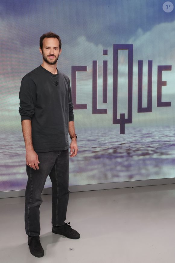 Dans une séquence tournée dans un parc et devenue virale sur TikTok, le discret milliardaire partage sa vision du management, héritée de toute une vie d’entrepreneur.

Exclusif -  Alexandre Mulliez, sur le plateau de  Clique présenté par M.Achour, et diffusé sur Canal + le 08 octobre 2025, Paris, France, le 30 septembre 2025. © Jack Tribeca / Bestimage