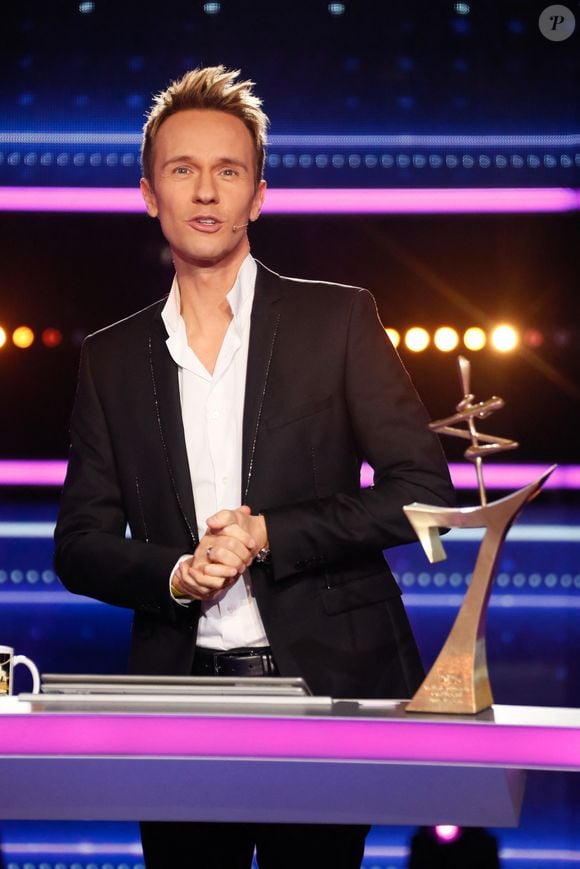 Parmi ses proches collaborateurs, une femme : Nathalie Couzouyan, ex productrice pour la Française des jeux, qui a joué un rôle clé dans sa carrière...

Cyril Féraud avec son "7 d'or" offert par la production à l'occasion de ses 40 ans lors de l'enregistrement de l'émission "100% logique" au studio du Lendit à Saint-Denis, France, le 14 mars 2025. Crédit Christophe Clovis/Bestimage