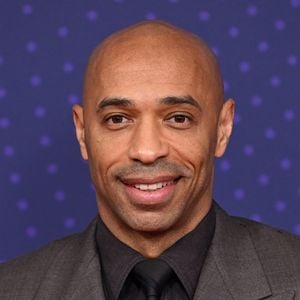 Lors d'une conférence de presse organisée à Côme, au bord du célèbre lac lombard, le meilleur buteur de l'histoire des Bleus (51 buts en 123 sélections) avait évoqué avec enthousiasme cette nouvelle aventure.

Thierry Henry à MediaCityUK, Salford, le 8-12-2025. Crédit photo : Doug Peters/Doug Peters.