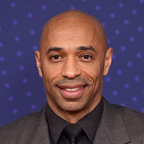 Lors d'une conférence de presse organisée à Côme, au bord du célèbre lac lombard, le meilleur buteur de l'histoire des Bleus (51 buts en 123 sélections) avait évoqué avec enthousiasme cette nouvelle aventure.

Thierry Henry à MediaCityUK, Salford, le 8-12-2025. Crédit photo : Doug Peters/Doug Peters.