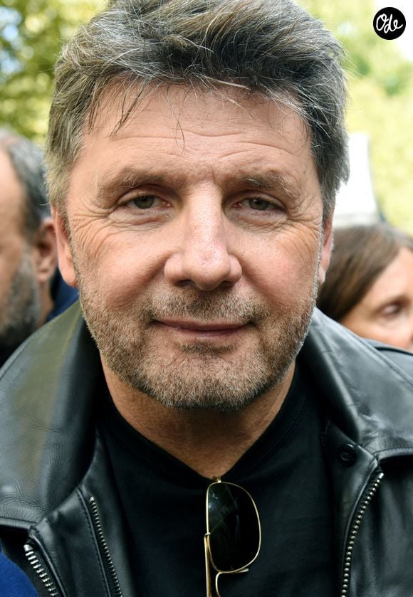 Philippe Lellouche lors de la marche organisée par l'association « Tous 7 Octobre » en faveur des otages détenus par le Hamas, à Paris, en France, le 5 octobre 2025. Plusieurs familles d'otages et de victimes français et israéliens sont présentes pour réclamer la libération des 48 otages toujours détenus par le Hamas à Gaza depuis près de deux ans. Photo : Alain Apaydin/ABACAPRESS