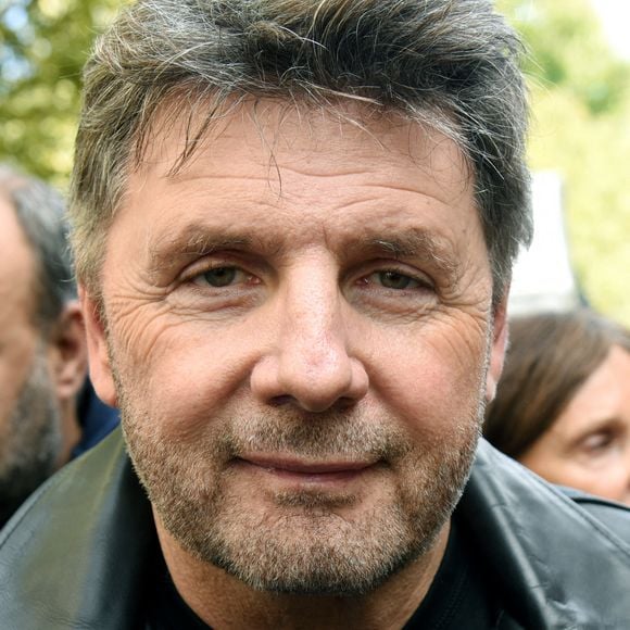 Philippe Lellouche lors de la marche organisée par l'association « Tous 7 Octobre » en faveur des otages détenus par le Hamas, à Paris, en France, le 5 octobre 2025. Plusieurs familles d'otages et de victimes français et israéliens sont présentes pour réclamer la libération des 48 otages toujours détenus par le Hamas à Gaza depuis près de deux ans. Photo : Alain Apaydin/ABACAPRESS